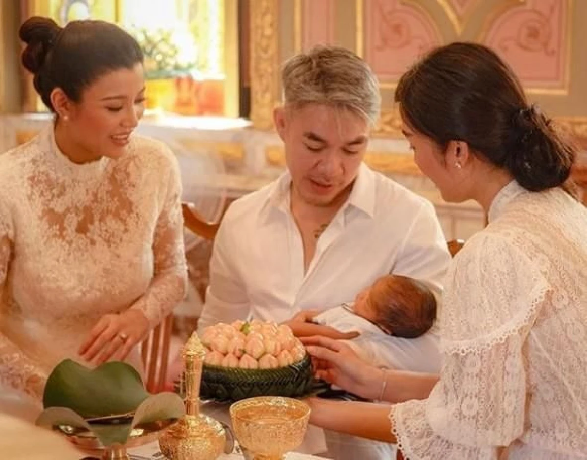 “น้องสายน้ำ” ลูกชาย “แม่เอมมี่-พ่อเจมส์” เข้าพิธีโกนผมไฟ รับพรชีวิต