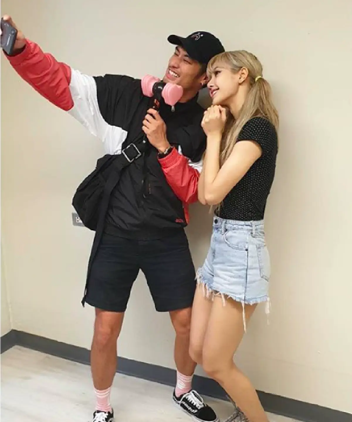 กำลังใจดีมาก! คนบันเทิงแห่ร่วมให้กำลังใจ “ลิซ่า BLACKPINK” หลังเวทีคอนเสิร์ต