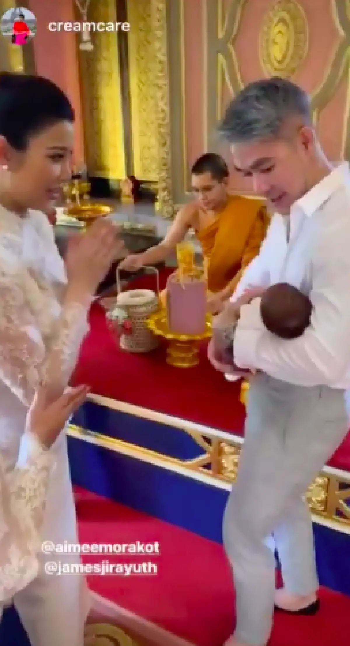 “น้องสายน้ำ” ลูกชาย “แม่เอมมี่-พ่อเจมส์” เข้าพิธีโกนผมไฟ รับพรชีวิต