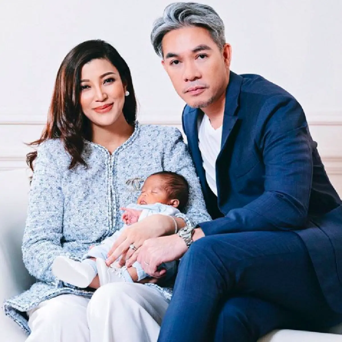 “น้องสายน้ำ” ลูกชาย “แม่เอมมี่-พ่อเจมส์” เข้าพิธีโกนผมไฟ รับพรชีวิต