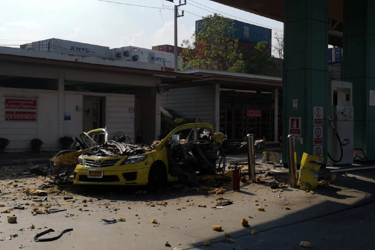 ระทึก!รถแท็กซี่แก๊สระเบิดกระจุยทั้งคันขณะจอดเติม เจ็บ3ราย