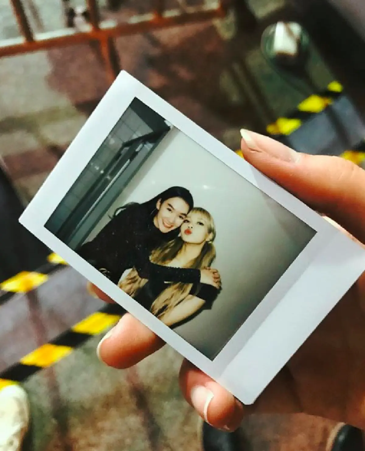 กำลังใจดีมาก! คนบันเทิงแห่ร่วมให้กำลังใจ “ลิซ่า BLACKPINK” หลังเวทีคอนเสิร์ต