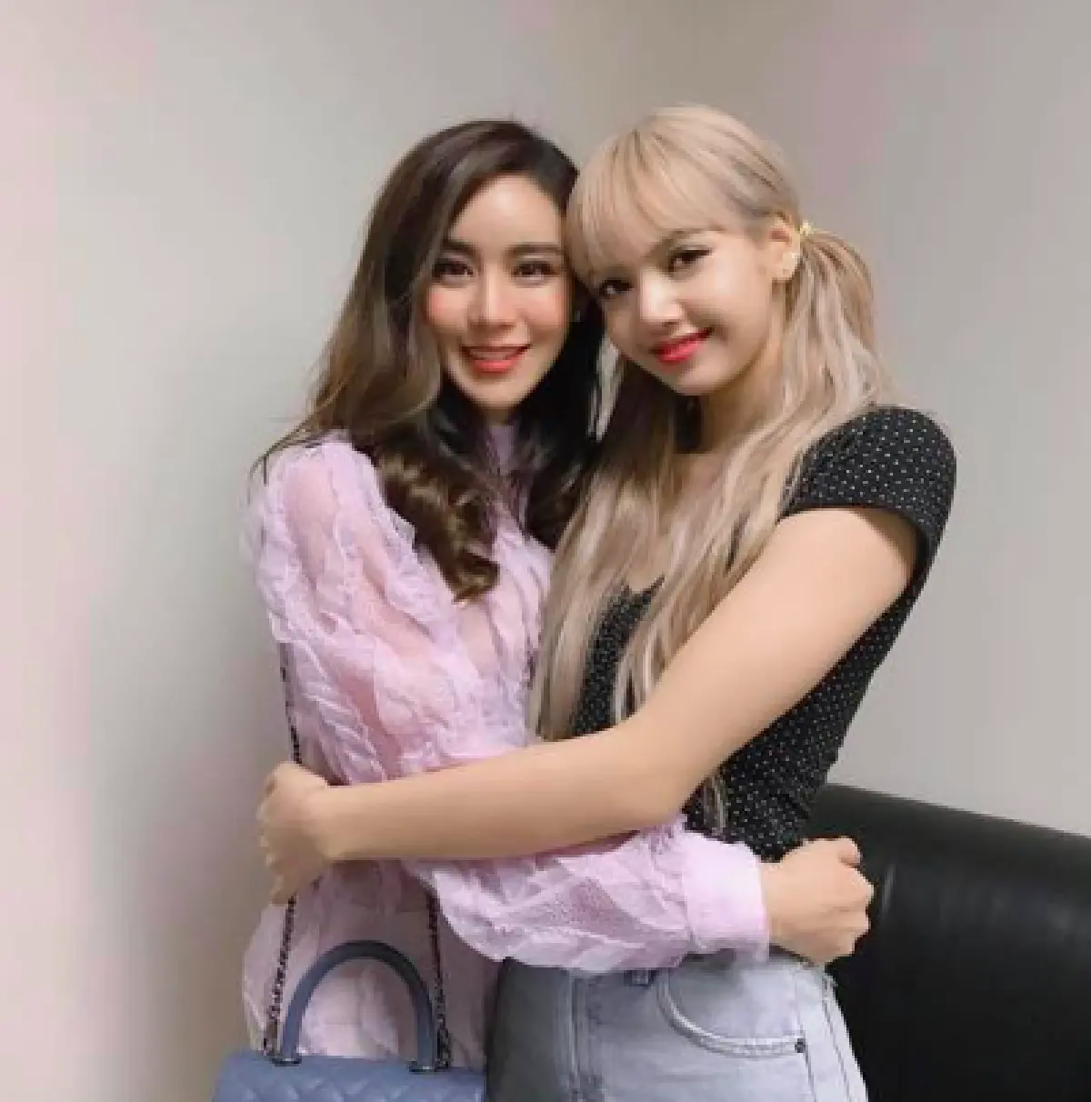 กำลังใจดีมาก! คนบันเทิงแห่ร่วมให้กำลังใจ “ลิซ่า BLACKPINK” หลังเวทีคอนเสิร์ต