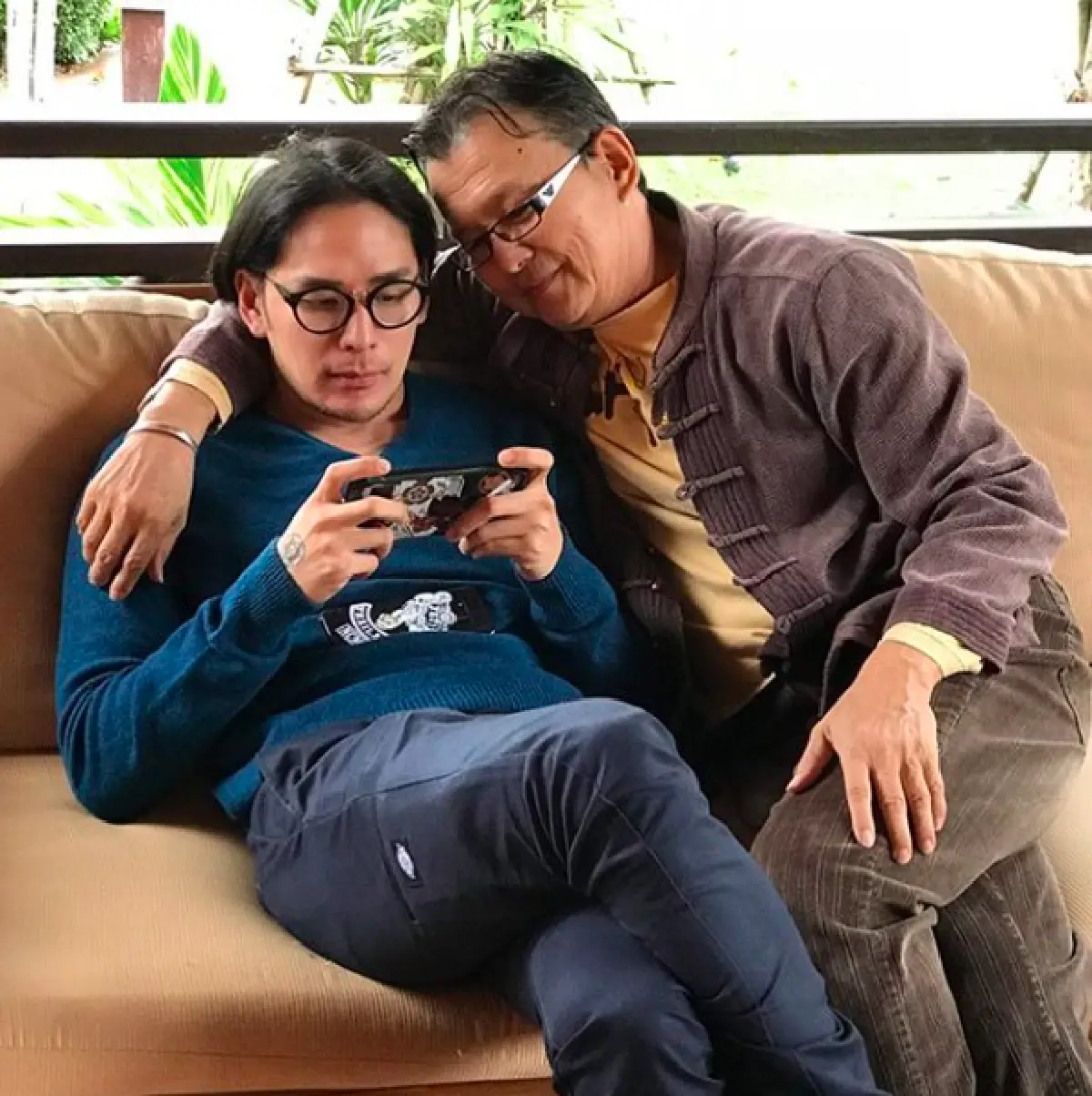 เสื้อตัวนี้มีความหมาย! คุณพ่อแทค มอบเสื้อที่เก็บมากว่า 30 ปีให้ “แทค” พ่อคนต่อไป