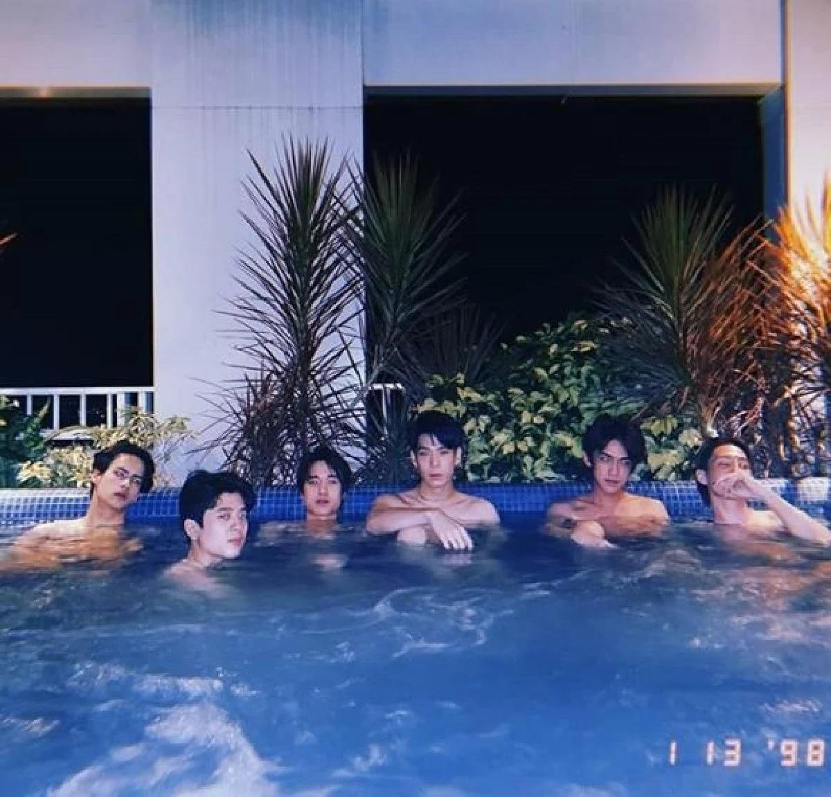 ซูมความหล่อ! 9 หนุ่ม 9x9 ถอดเสื้อเล่นน้ำทำเอาสาวๆใจละลาย