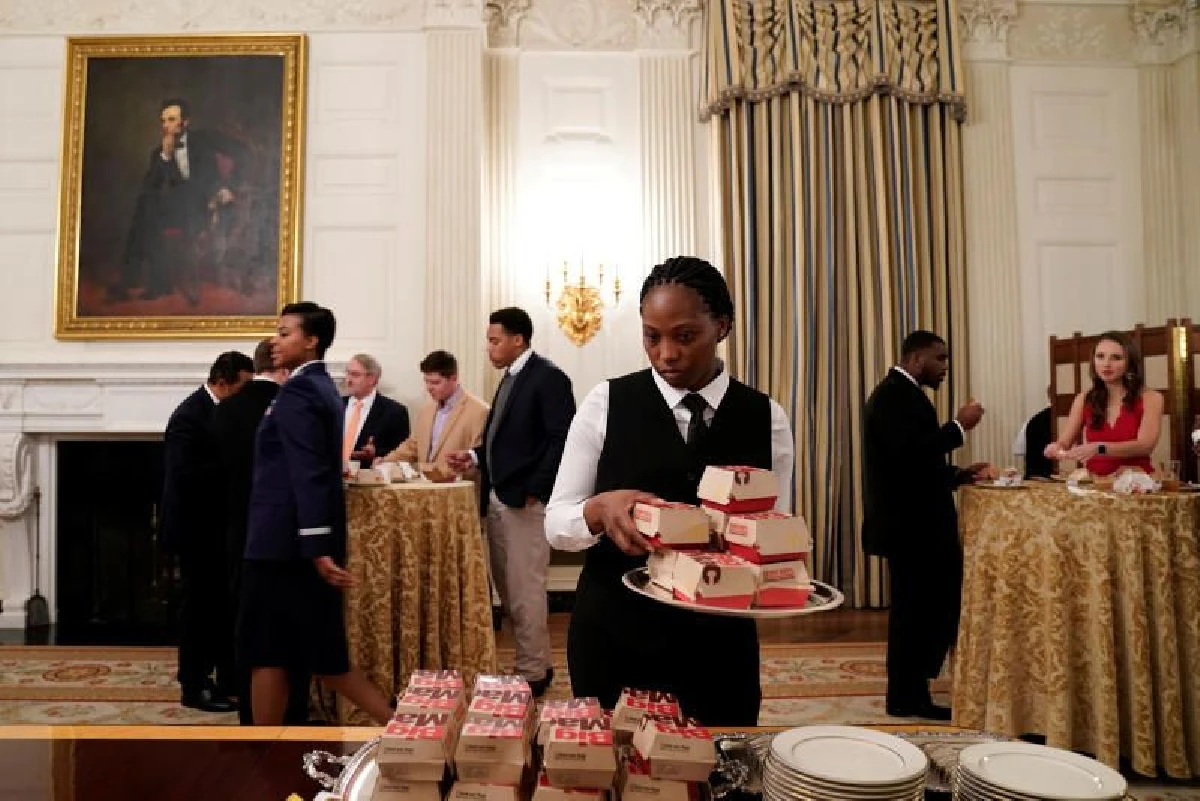 ทรัมป์เลี้ยงฟาสต์ฟู้ด ทีมนักกีฬา ประชดชัตดาวน์