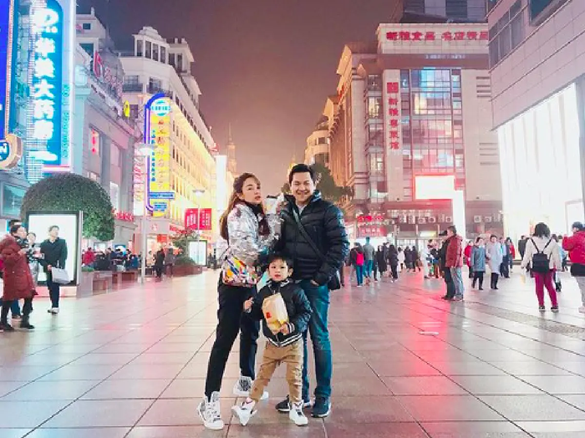 “เป้ย” ควงสามีและลูกชาย “น้องโปรด” ทำงานและเที่ยวไปในตัวที่เซี่ยงไฮ้