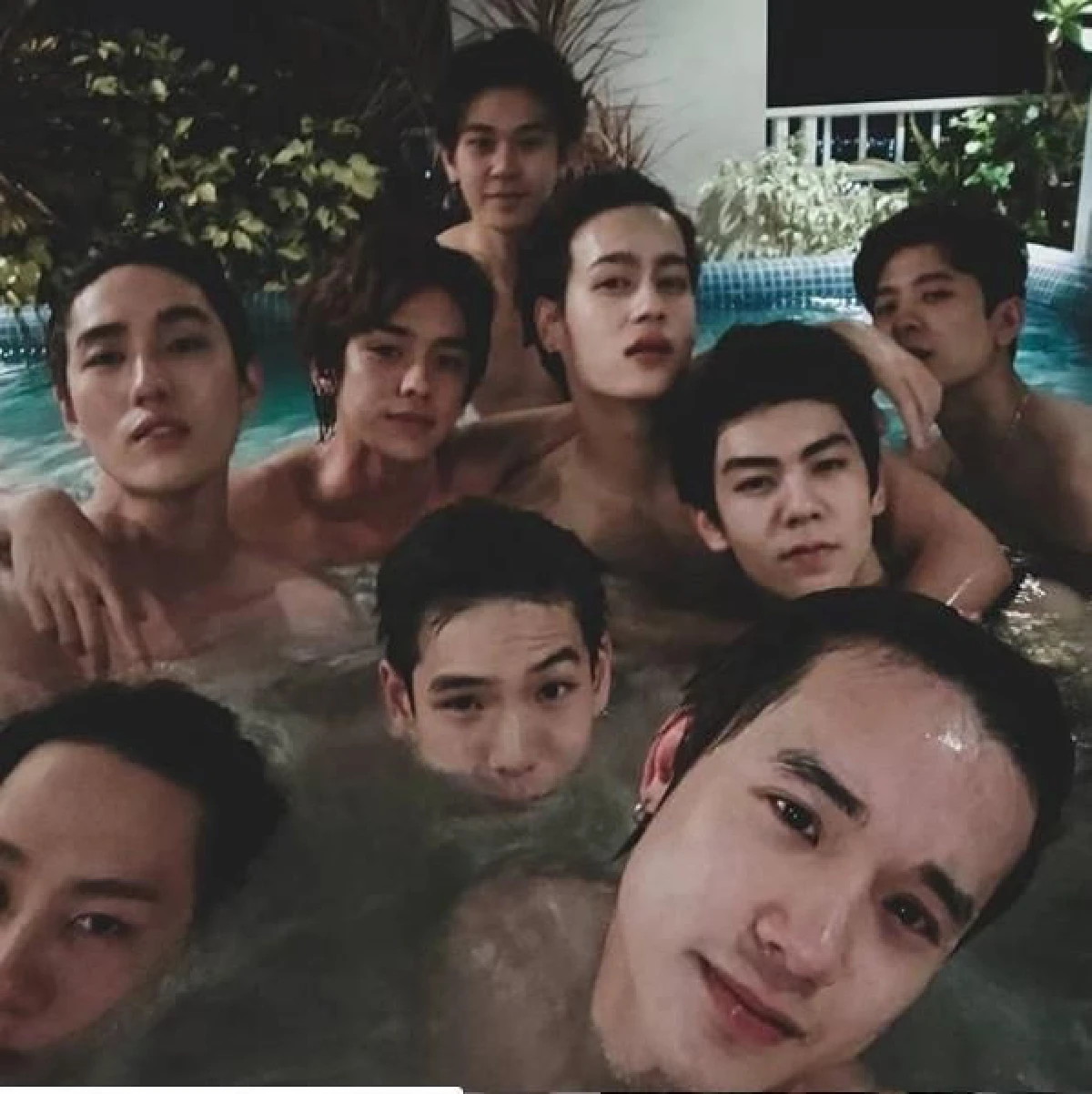 ซูมความหล่อ! 9 หนุ่ม 9x9 ถอดเสื้อเล่นน้ำทำเอาสาวๆใจละลาย