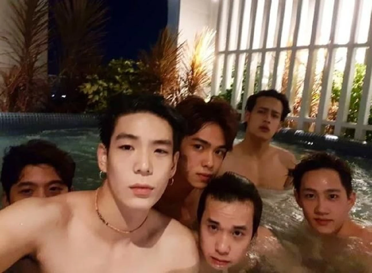 ซูมความหล่อ! 9 หนุ่ม 9x9 ถอดเสื้อเล่นน้ำทำเอาสาวๆใจละลาย