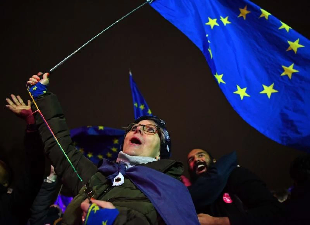 อังกฤษผวา "ฮาร์ทเบร็กซิต" เตรียมไม่ไว้วางใจนายกเมย์