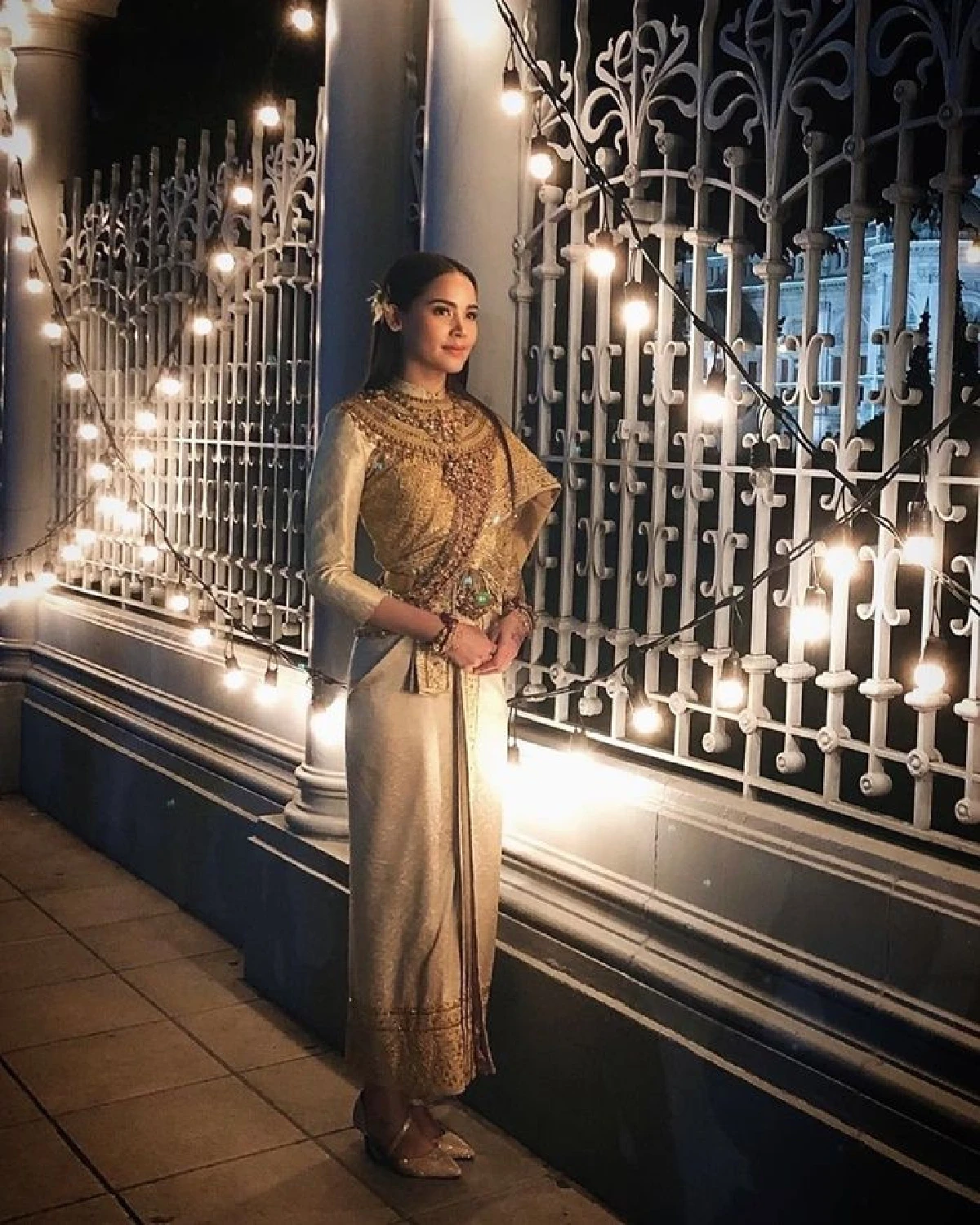 งดงามมาก! ญาญ่า อุรัสยา สวมชุดไทยจักรพรรดิร่วมงานอุ่นไอรักฯ