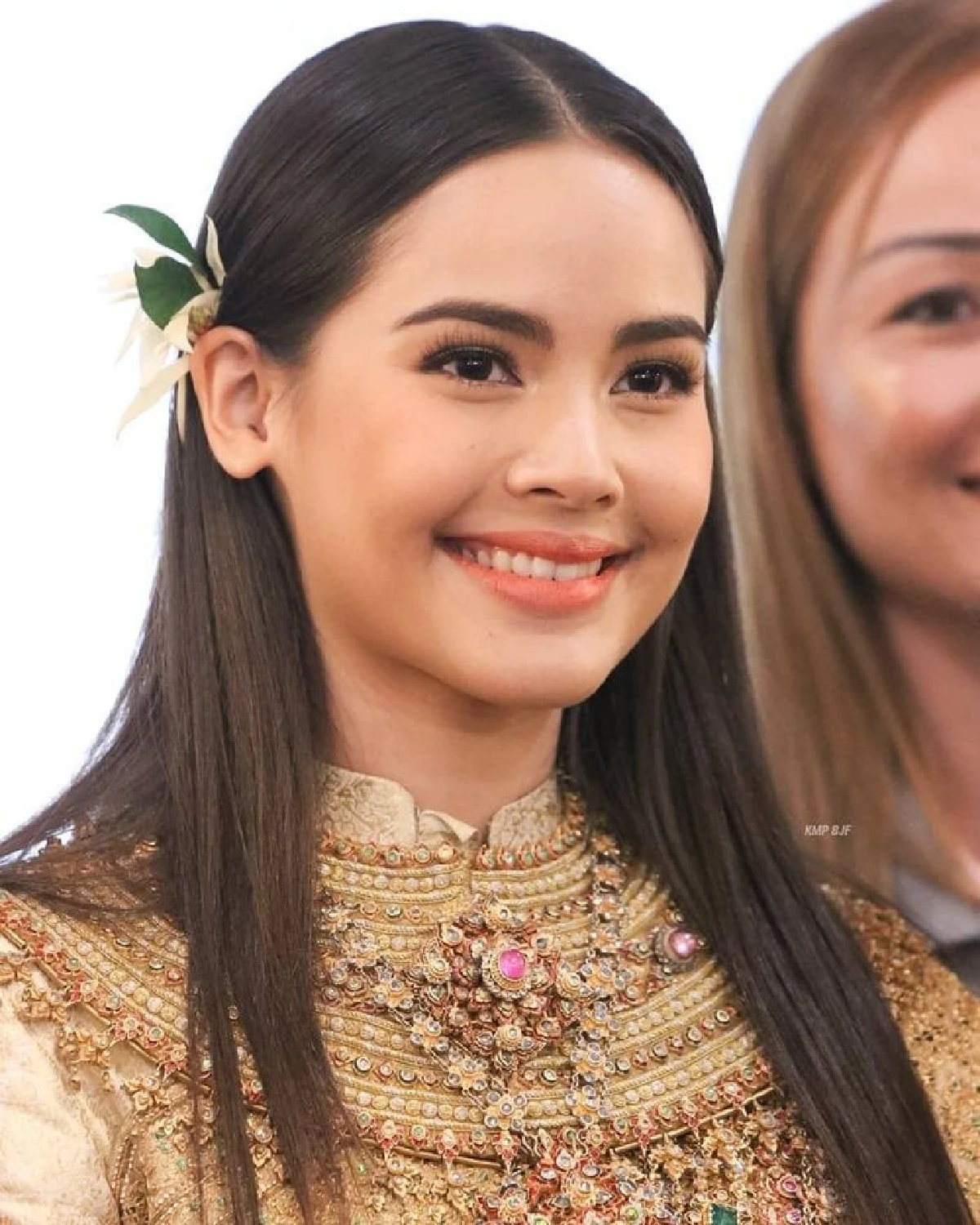 งดงามมาก! ญาญ่า อุรัสยา สวมชุดไทยจักรพรรดิร่วมงานอุ่นไอรักฯ