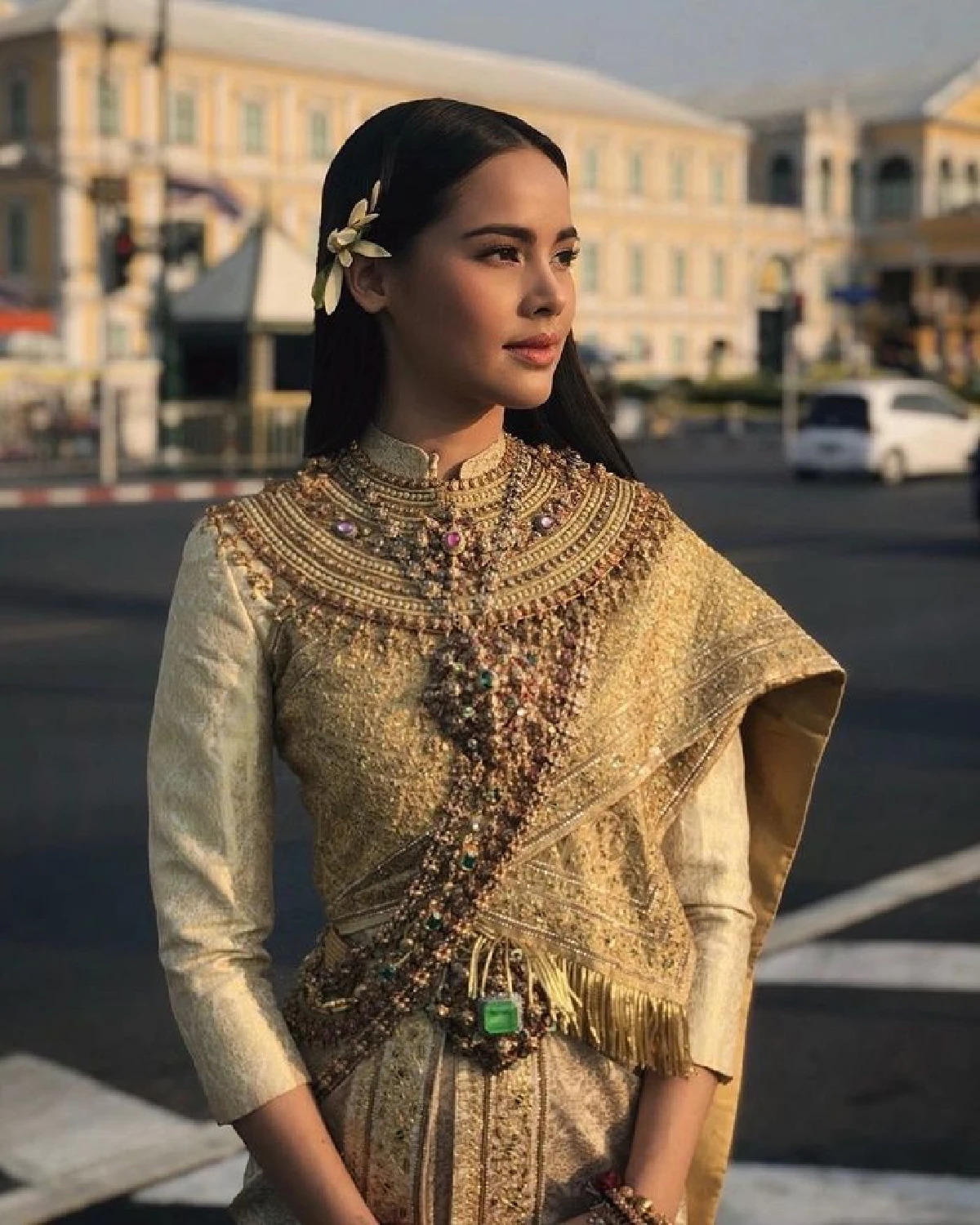งดงามมาก! ญาญ่า อุรัสยา สวมชุดไทยจักรพรรดิร่วมงานอุ่นไอรักฯ