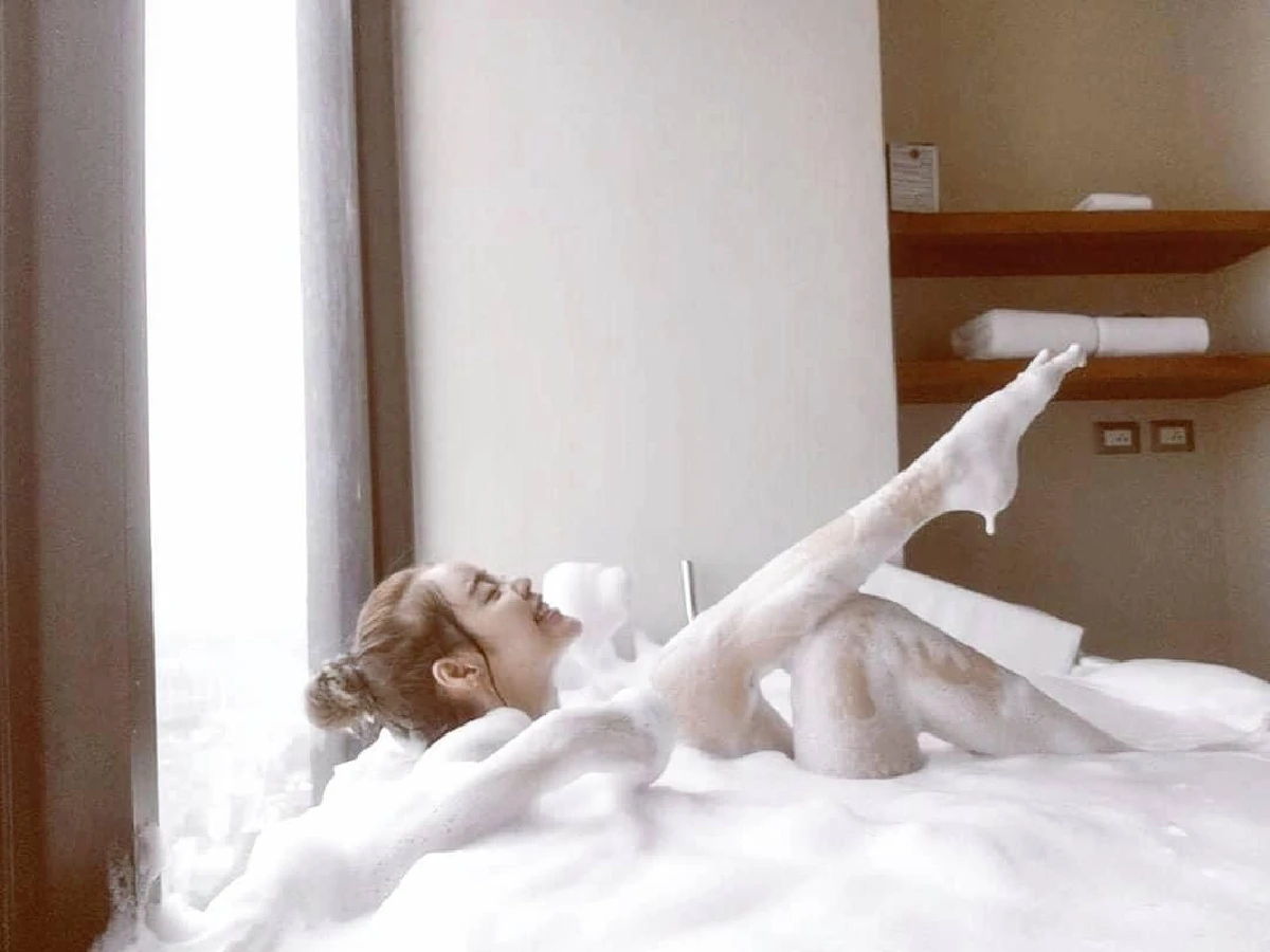 ยิ่งโสดยิ่งแซ่บ! ไอซ์ ปรีชญา สลัดผ้าลงอ่างแช่ฟองสบู่สุดวาบหวิว