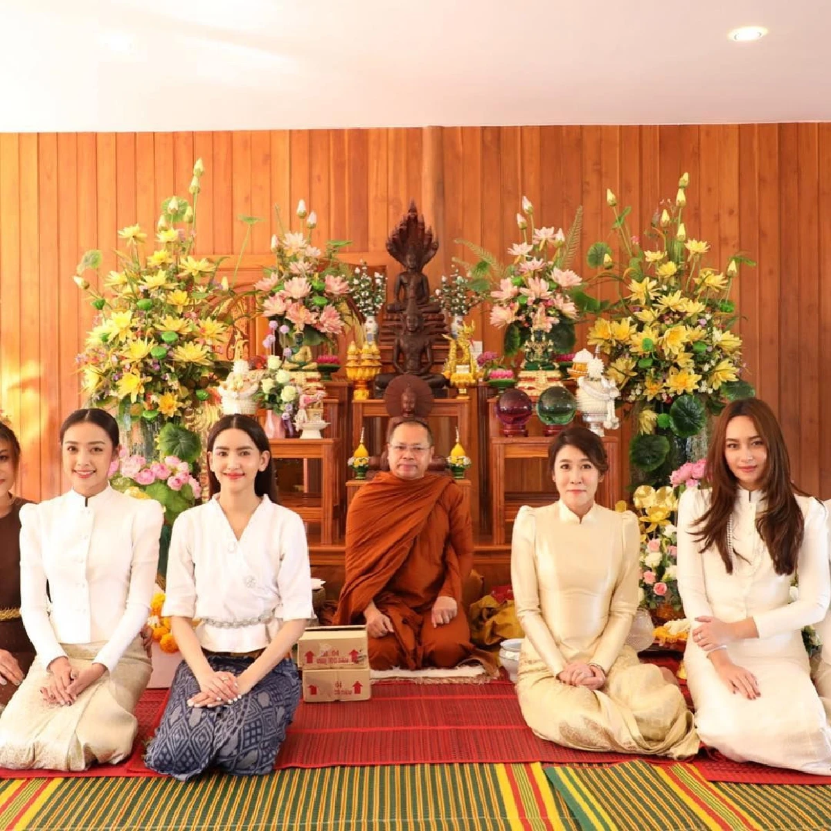 บี น้ำทิพย์ ขอพักเซ็กซี่! สวมชุดไทยจิตรลดาร่วมงานบุญที่ จ.อุดรธานี