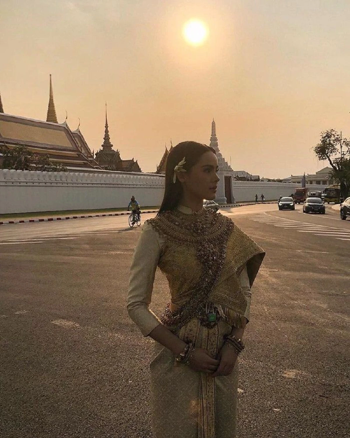 งดงามมาก! ญาญ่า อุรัสยา สวมชุดไทยจักรพรรดิร่วมงานอุ่นไอรักฯ