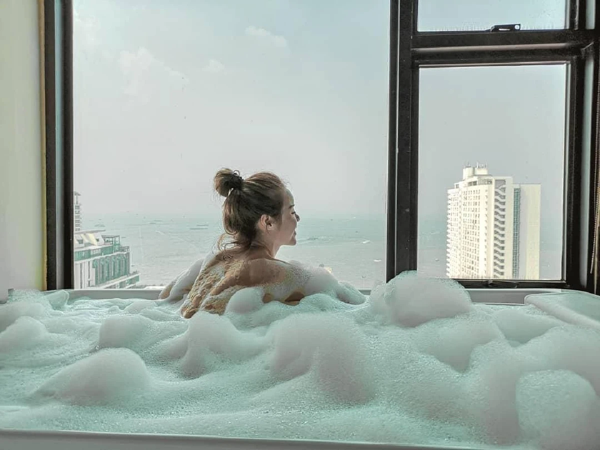 ยิ่งโสดยิ่งแซ่บ! ไอซ์ ปรีชญา สลัดผ้าลงอ่างแช่ฟองสบู่สุดวาบหวิว