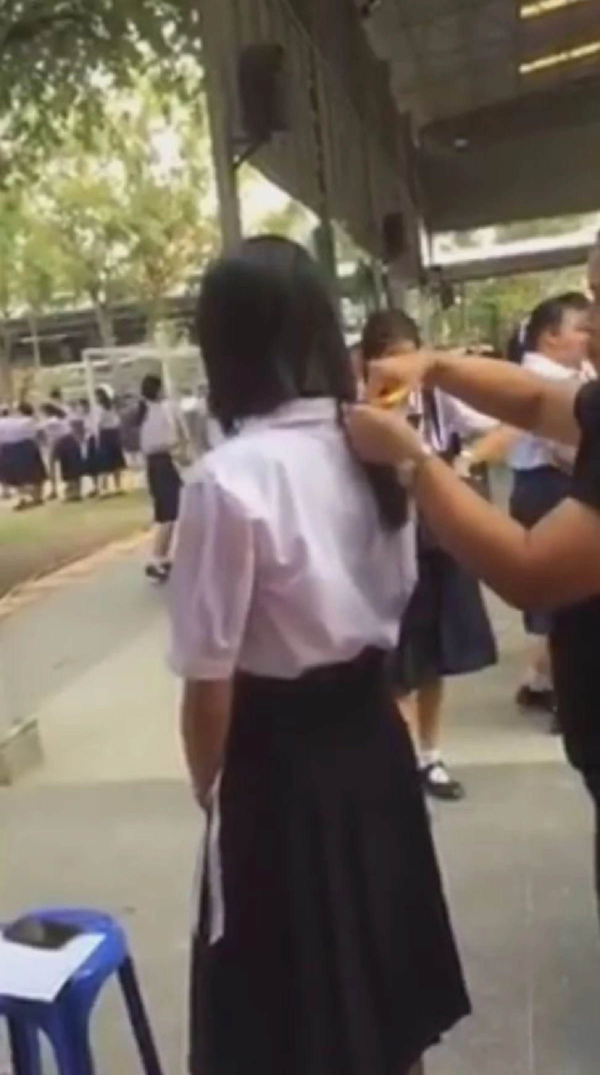 ชาวเน็ตเดือด! โพสต์คลิปถามครูตัดผมนักเรียนแหว่งเกินเหตุ