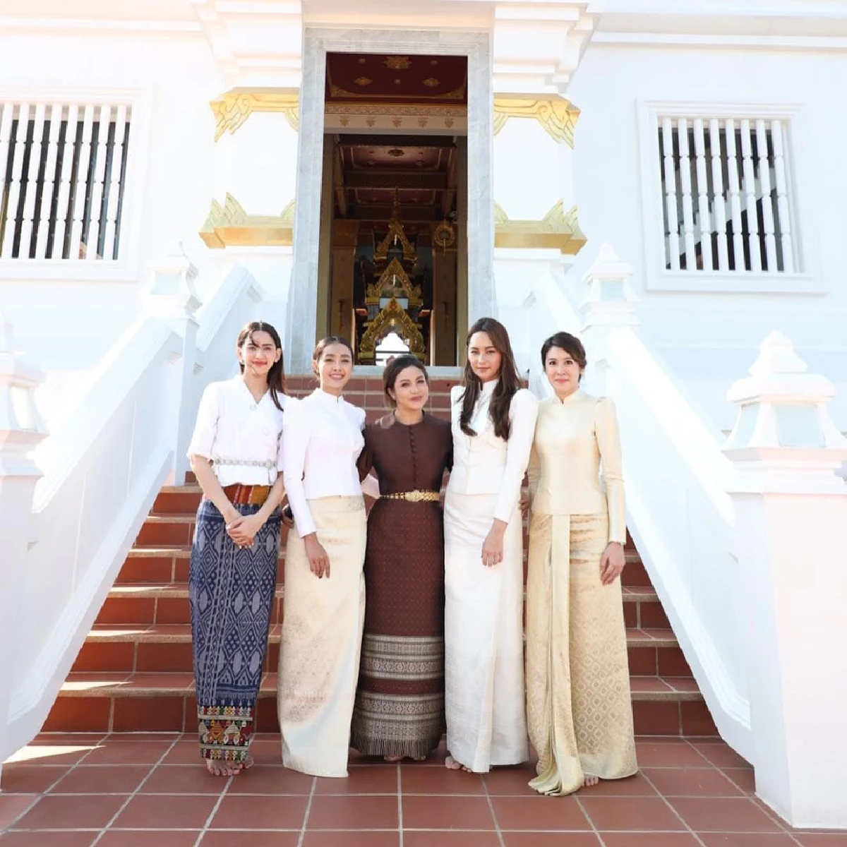บี น้ำทิพย์ ขอพักเซ็กซี่! สวมชุดไทยจิตรลดาร่วมงานบุญที่ จ.อุดรธานี