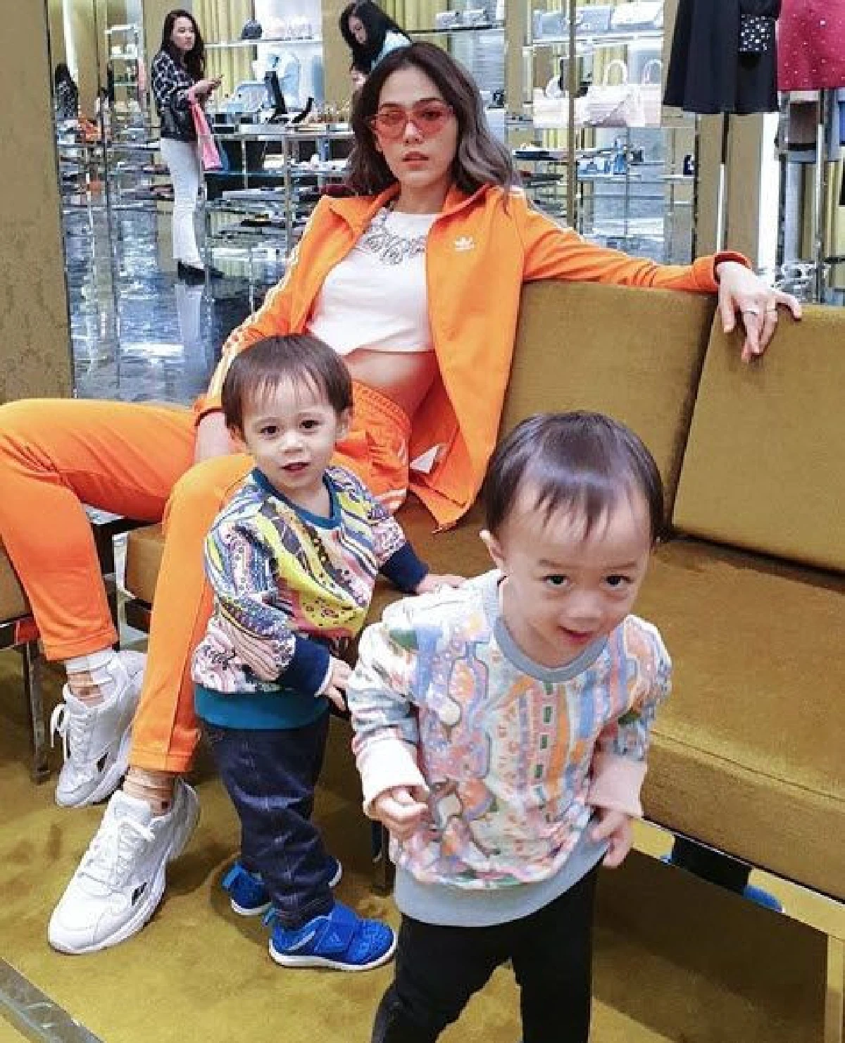 เลี้ยงลููกอยู่ไม่รู้เรื่อง! หวานเจี๊ยบ ผจก.ชมพู่ อารยา สยบข่าวลือเตรียมย้ายช่อง