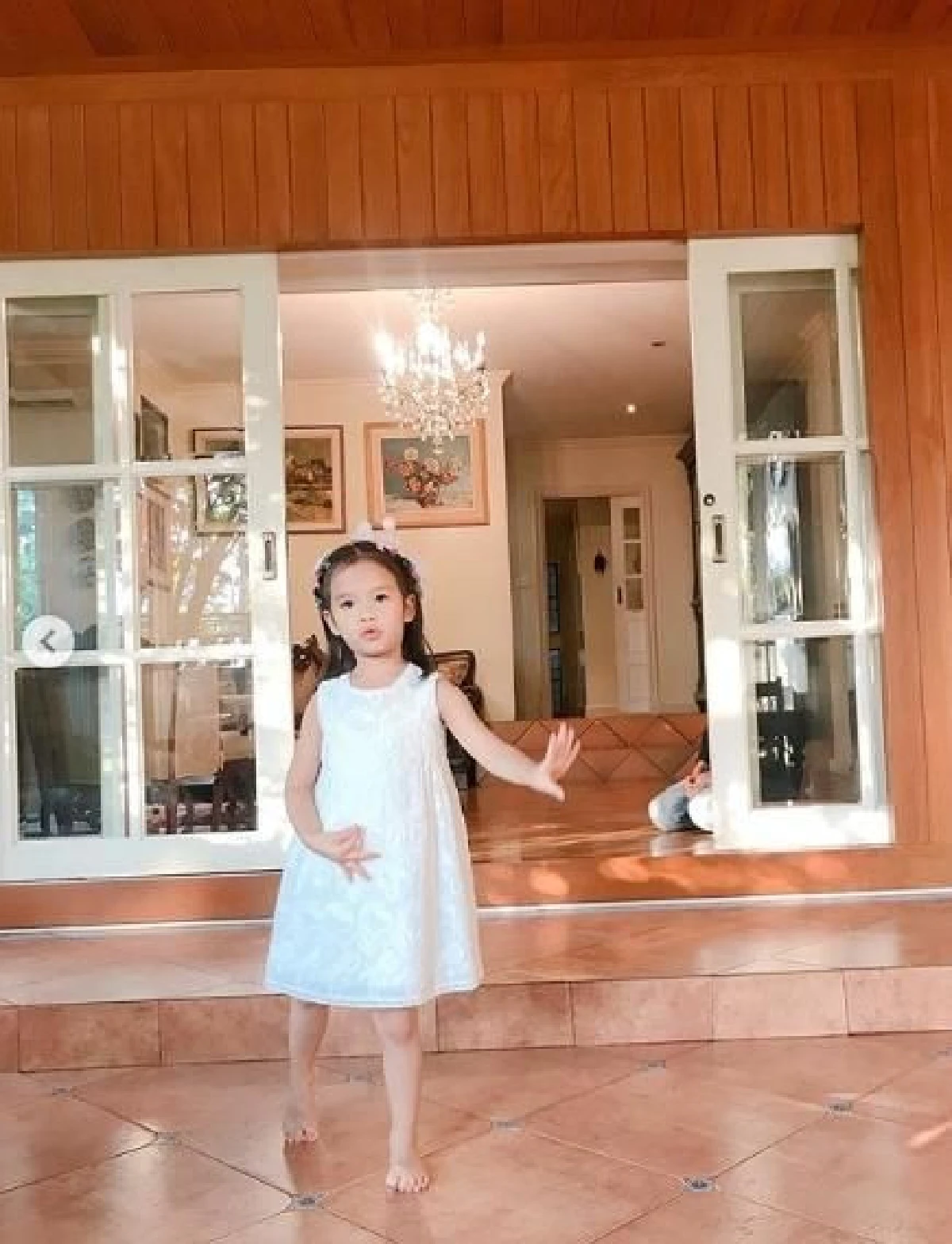 น้องปีใหม่ เข้ากราบ ท่านมุ้ย อ้อนขอนั่งตัก พร้อมจัดโชว์รำไทยสุดพิเศษ (คลิป)