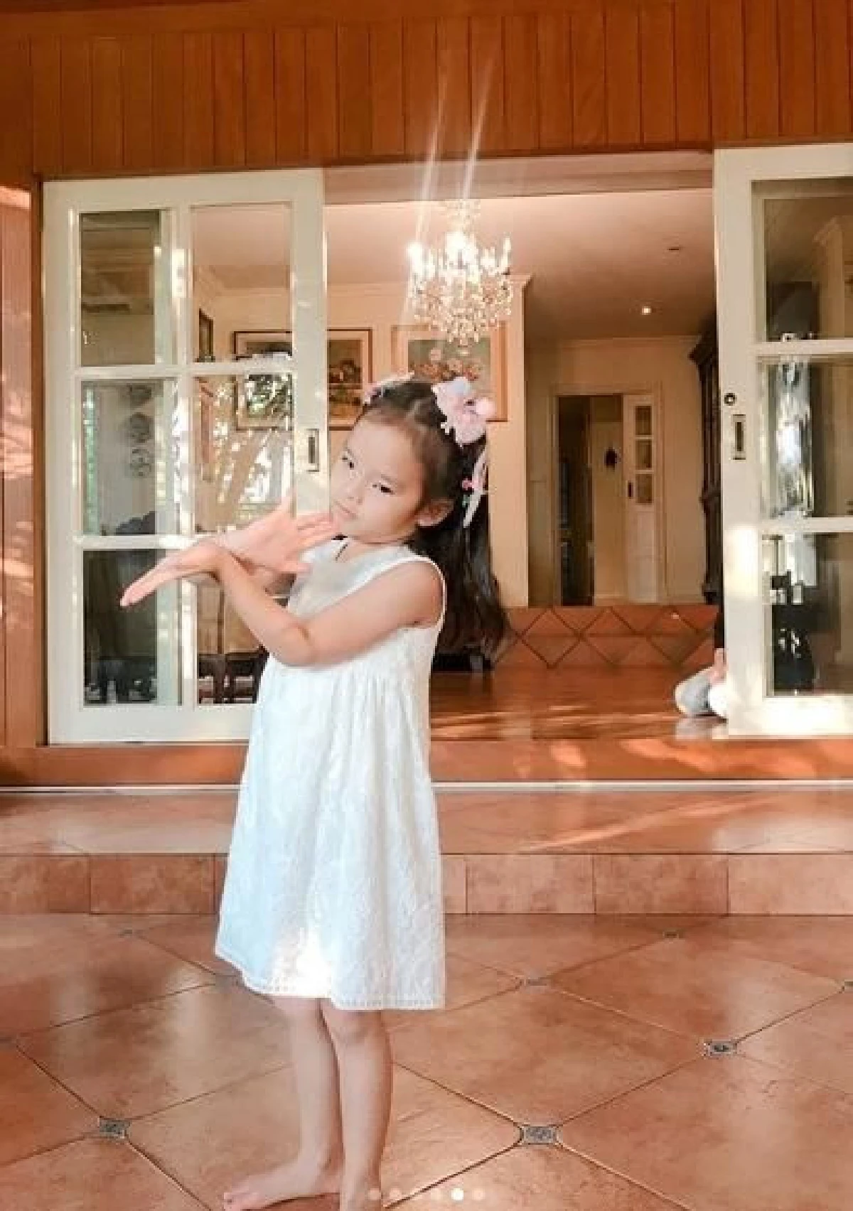 น้องปีใหม่ เข้ากราบ ท่านมุ้ย อ้อนขอนั่งตัก พร้อมจัดโชว์รำไทยสุดพิเศษ (คลิป)