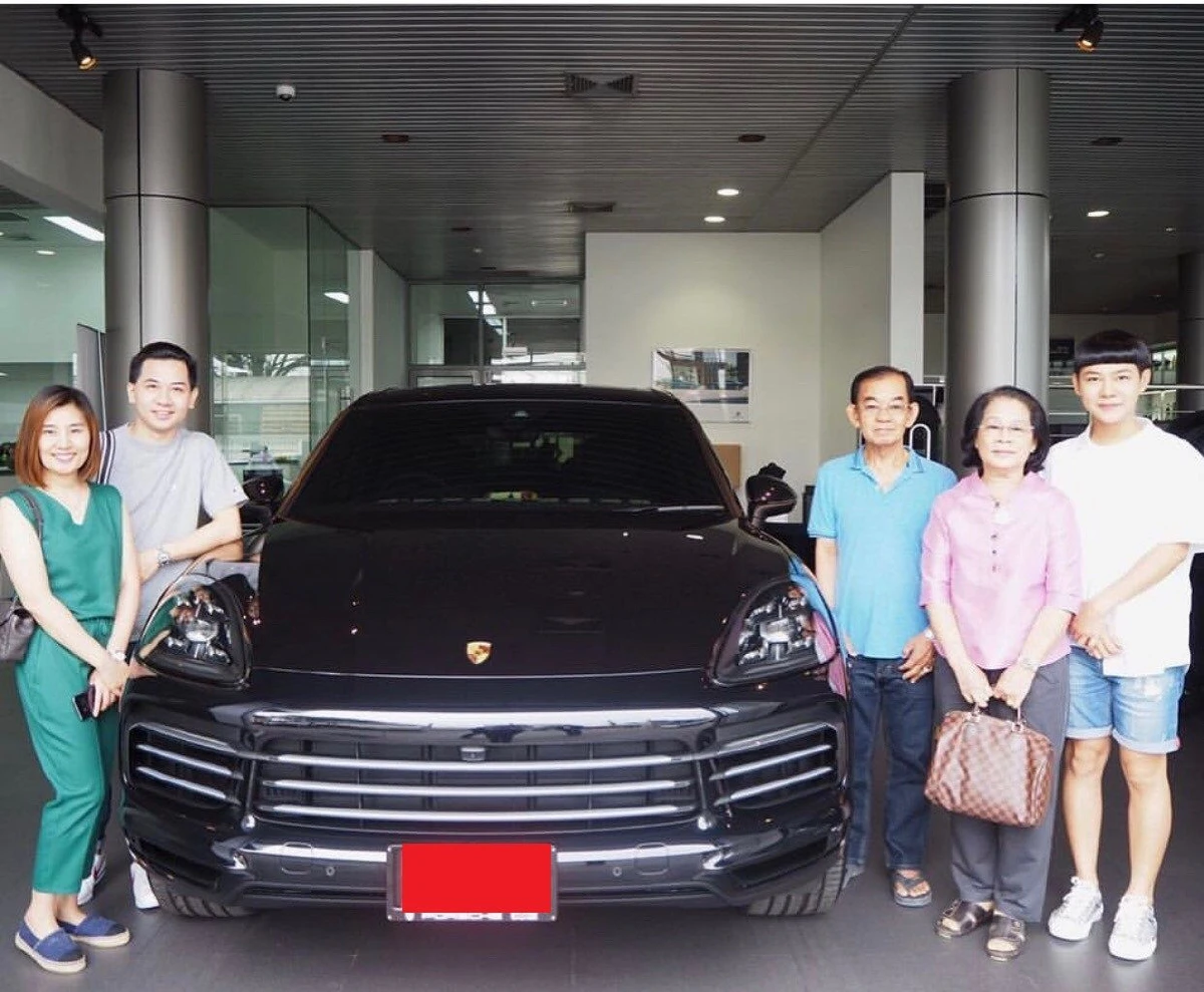 เริ่ดและรวยมาก! ดีเจนุ้ย ทุ่มเงินเก็บถอยรถหรูปอร์เช่ให้รางวัลตัวเอง