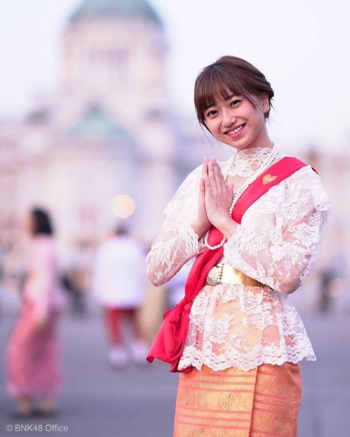 ละมุนมาก! ไอดอลสาว BNK48 แต่งชุดไทยสวยหวานร่วมงานอุ่นไอรักฯ