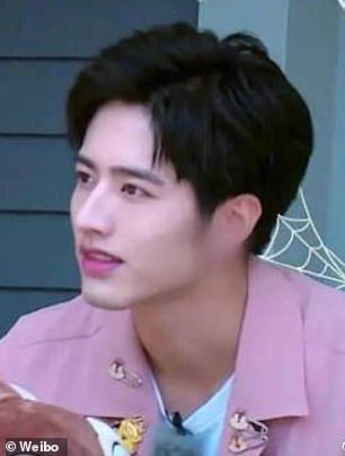 ทีวีจีนเซนเซอร์นักแสดงชายใส่ต่างหู