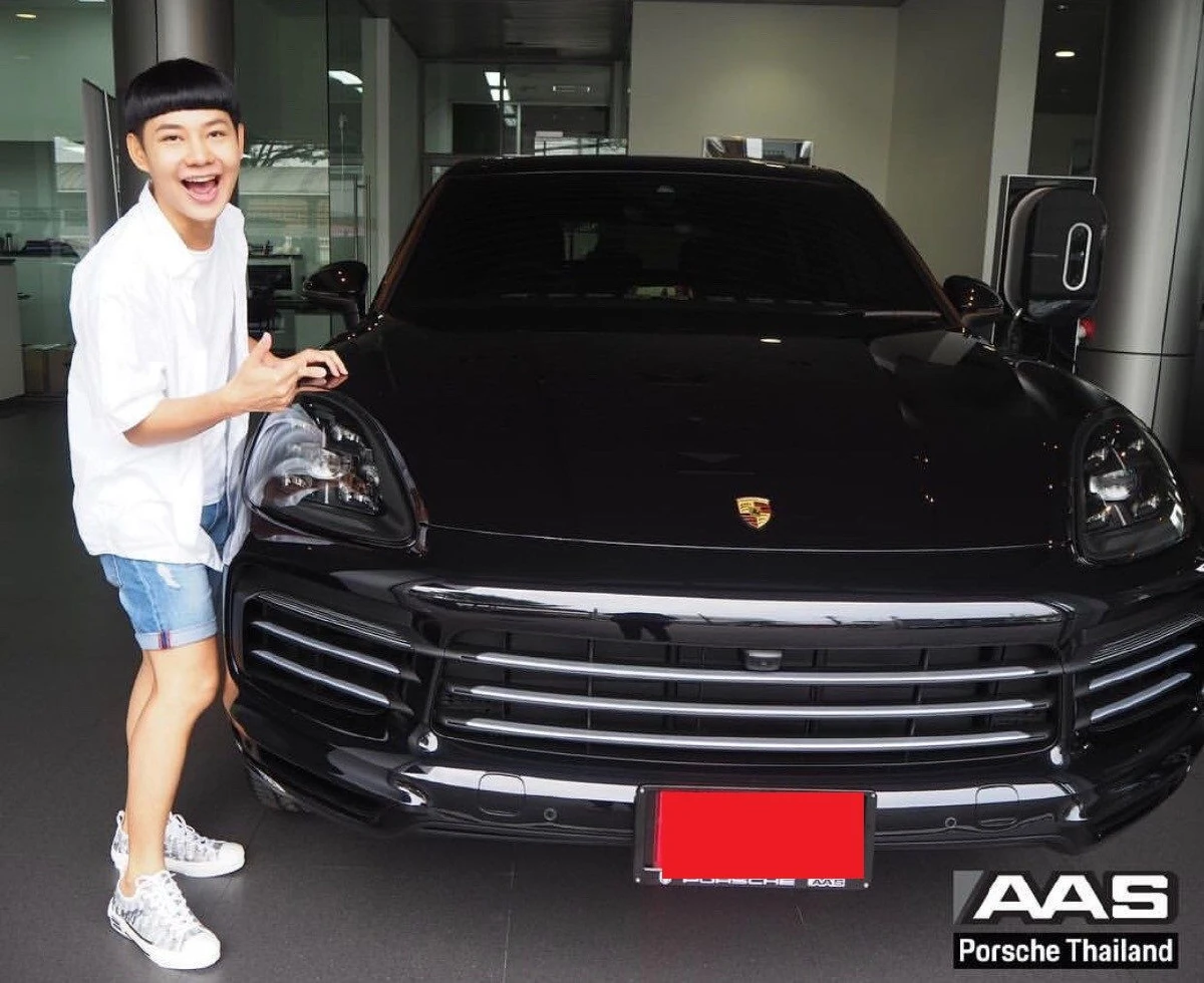 เริ่ดและรวยมาก! ดีเจนุ้ย ทุ่มเงินเก็บถอยรถหรูปอร์เช่ให้รางวัลตัวเอง