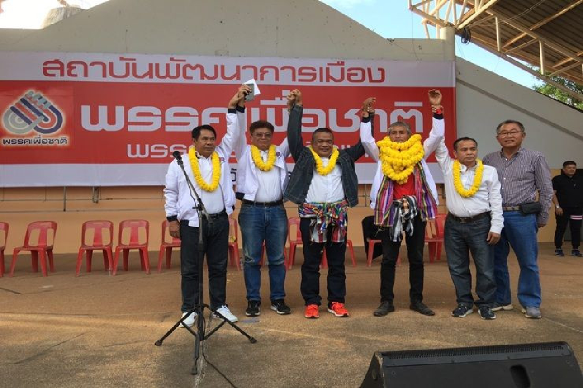 "ตู่" ควง "ยงยุทธ" เปิดตัวว่าที่ผู้สมัคร ส.ส.นครพนม พรรคเพื่อชาติ "ตู่" ควง "ยงยุทธ" เปิดตัวว่าที่ผู้สมัคร ส.ส.นครพนม พรรคเพื่อชาติ
