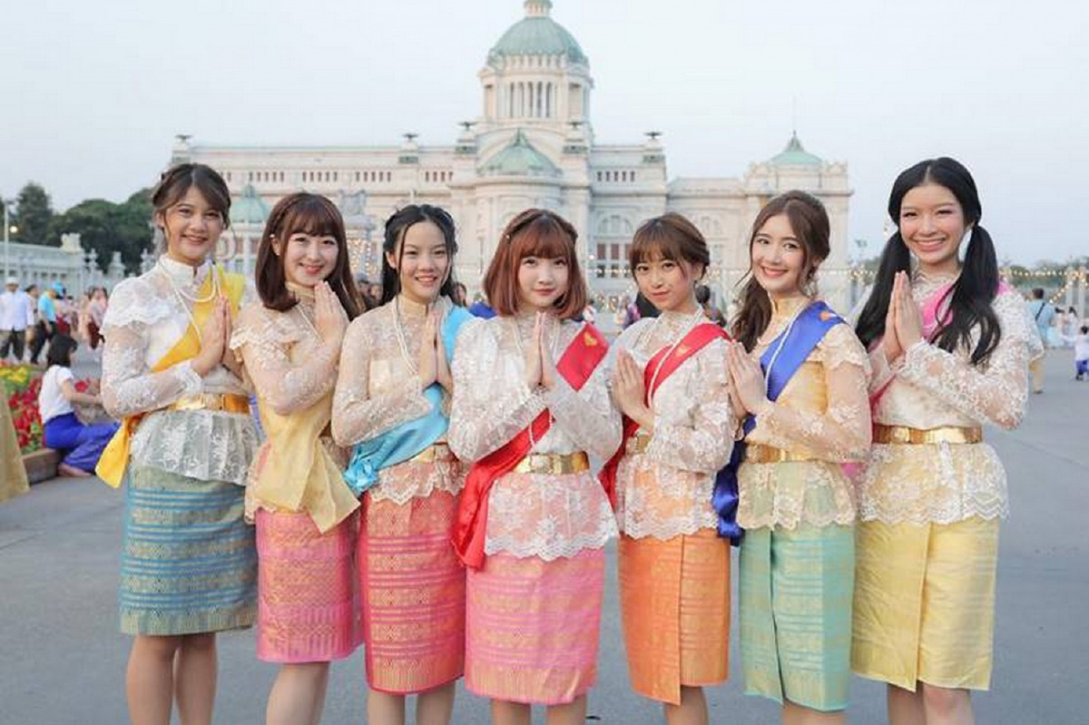 ละมุนมาก! ไอดอลสาว BNK48 แต่งชุดไทยสวยหวานร่วมงานอุ่นไอรักฯ ละมุนมาก! ไอดอลสาว BNK48 แต่งชุดไทยสวยหวานร่วมงานอุ่นไอรักฯ