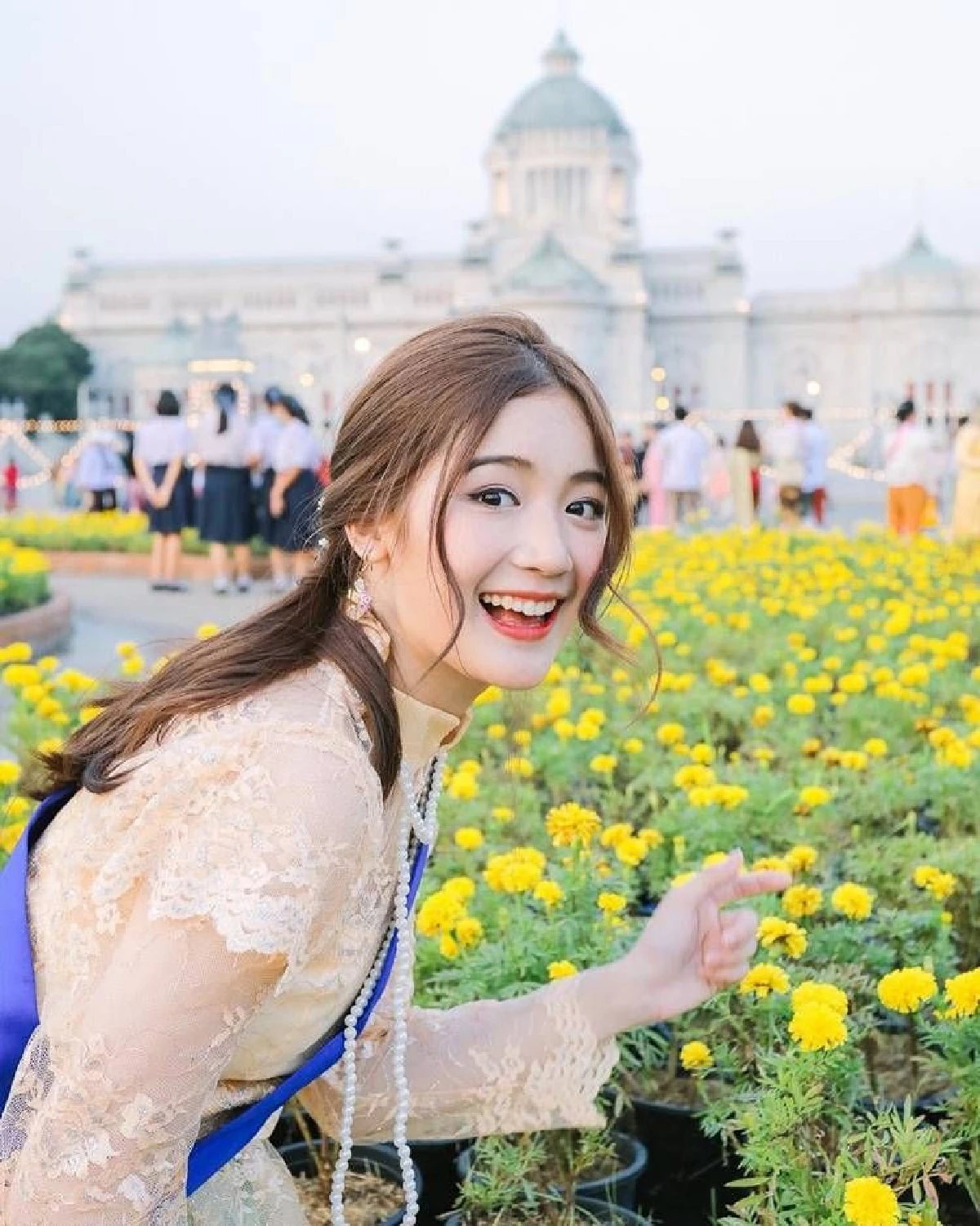 ละมุนมาก! ไอดอลสาว BNK48 แต่งชุดไทยสวยหวานร่วมงานอุ่นไอรักฯ