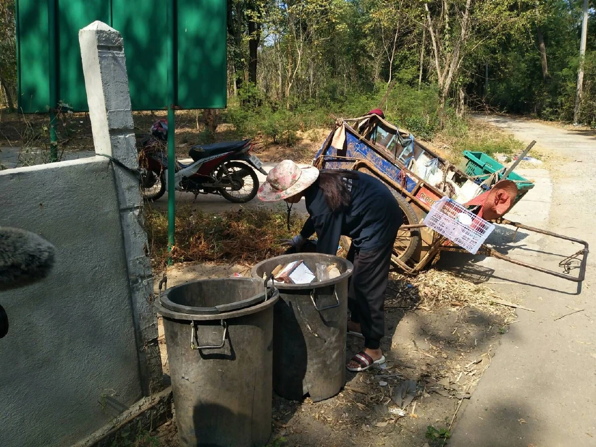 ม.3ช่วยแม่เก็บขยะหาเงินส่งตัวเองเรียน