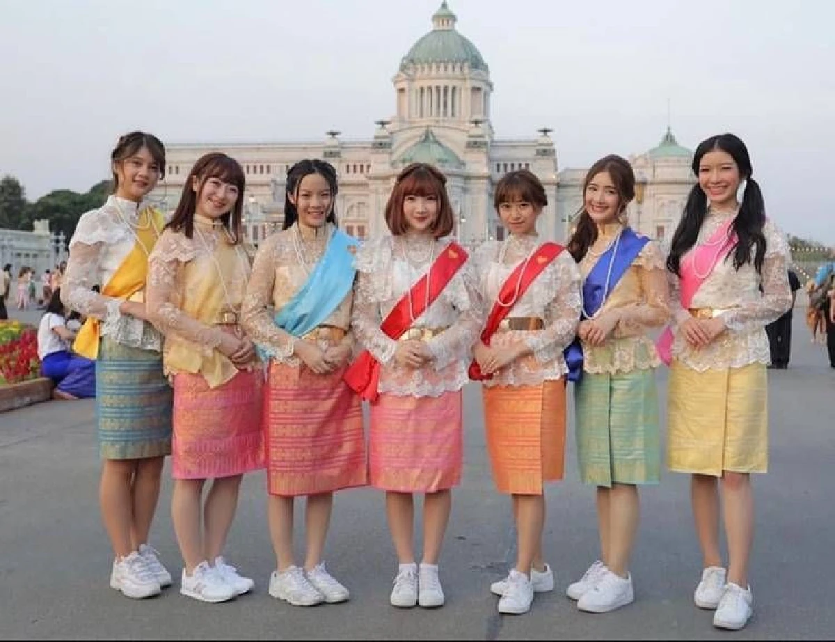 ละมุนมาก! ไอดอลสาว BNK48 แต่งชุดไทยสวยหวานร่วมงานอุ่นไอรักฯ
