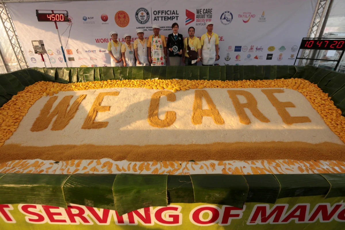 ยิ่งใหญ่! ประมวลภาพงานเลี้ยงนักท่องเที่ยวจีน-ข้าวเหนียวมะม่วงใหญ่สุดในโลก