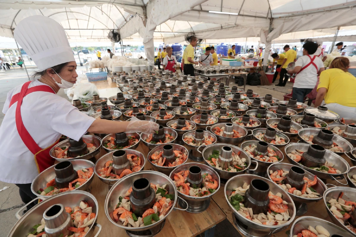 ยิ่งใหญ่! ประมวลภาพงานเลี้ยงนักท่องเที่ยวจีน-ข้าวเหนียวมะม่วงใหญ่สุดในโลก