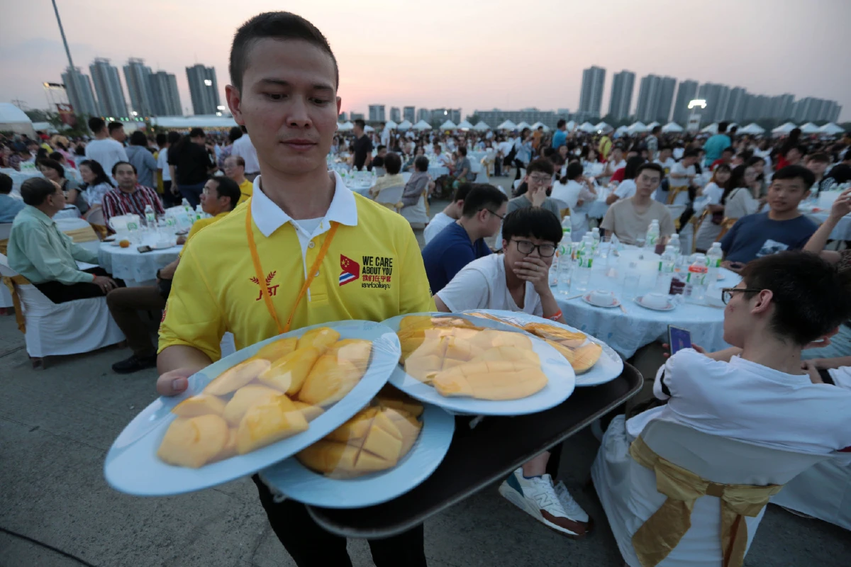 ยิ่งใหญ่! ประมวลภาพงานเลี้ยงนักท่องเที่ยวจีน-ข้าวเหนียวมะม่วงใหญ่สุดในโลก