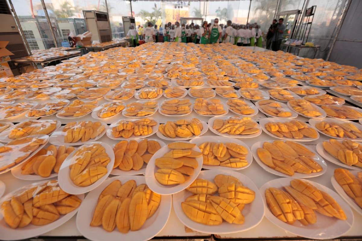 ยิ่งใหญ่! ประมวลภาพงานเลี้ยงนักท่องเที่ยวจีน-ข้าวเหนียวมะม่วงใหญ่สุดในโลก