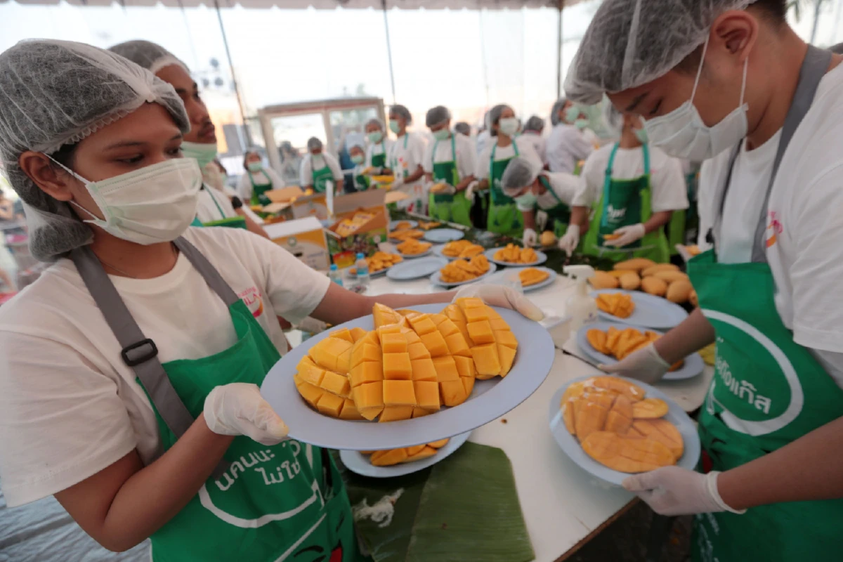 ยิ่งใหญ่! ประมวลภาพงานเลี้ยงนักท่องเที่ยวจีน-ข้าวเหนียวมะม่วงใหญ่สุดในโลก