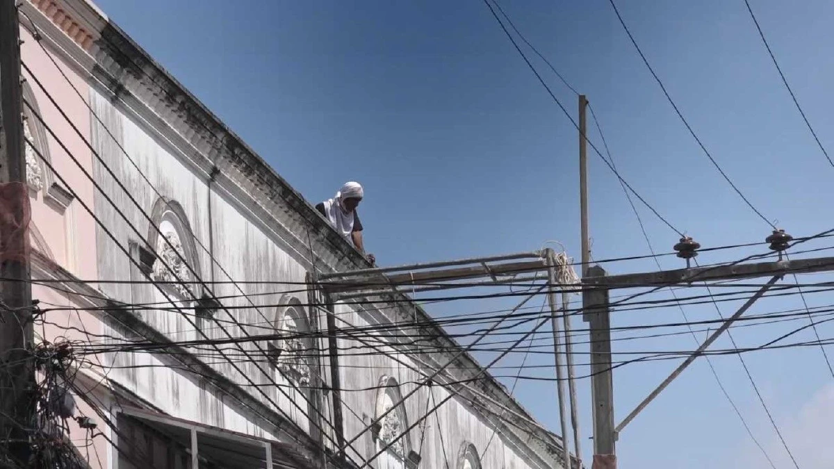 สลด!ช่างชะตาขาดแผ่นเมทัลชีทโดนสายไฟถูกช็อตตกอาคารดับ