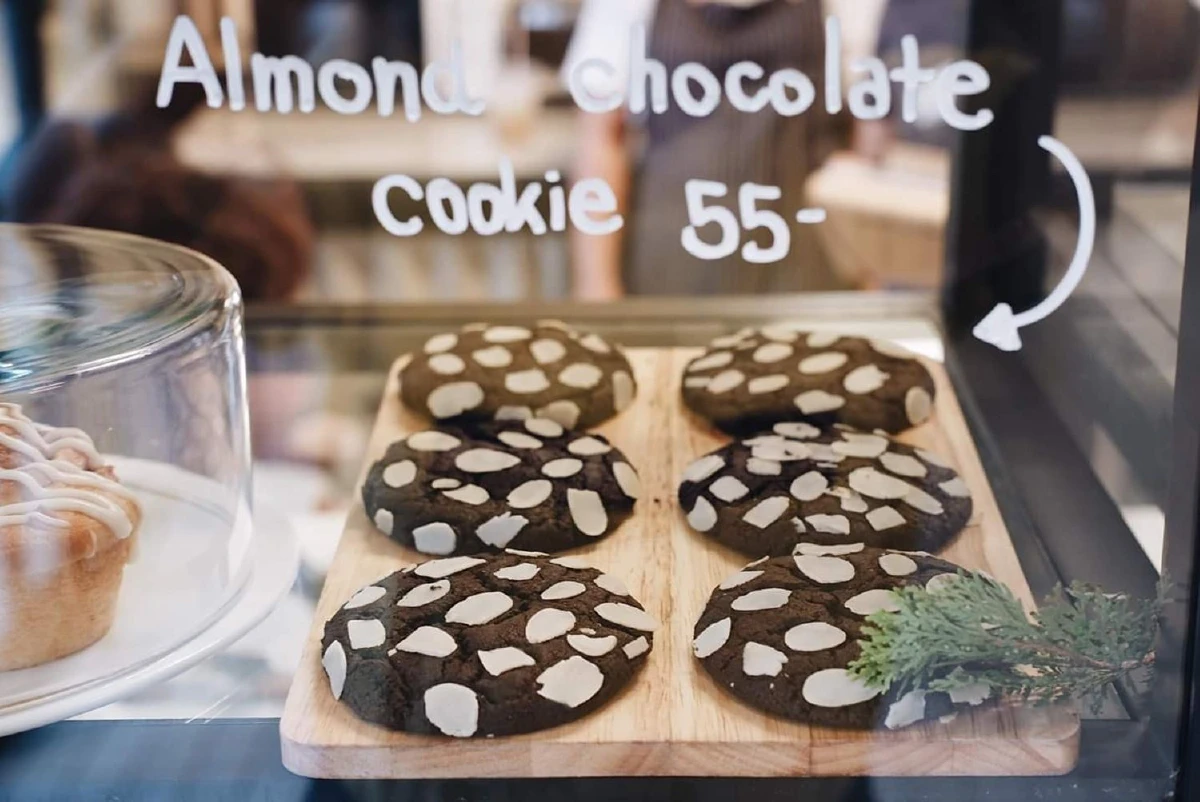 เอกเขนกพักผ่อนบนฟูก จินดา รอดฟ้า