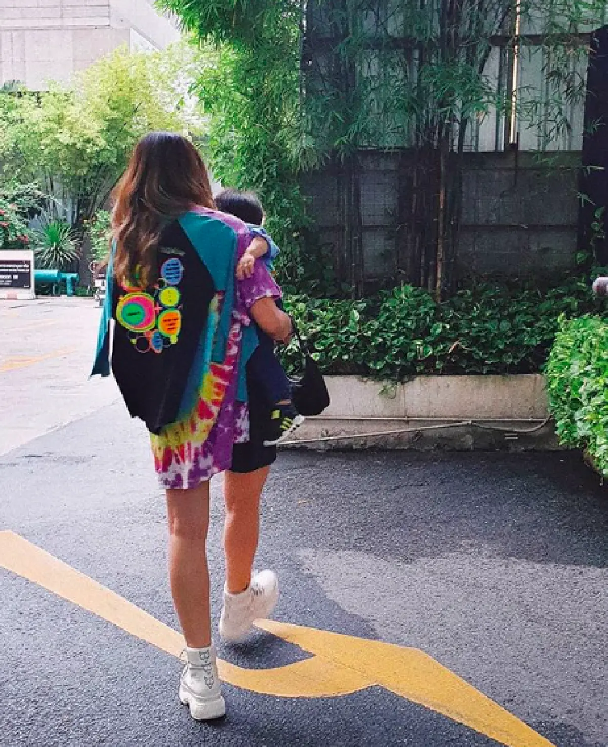 ฮิปสเตอร์หน่อยๆ กับแฟชั่นเสื้อยืดมัดย้อมสุดเท่ของเหล่าคนบันเทิง