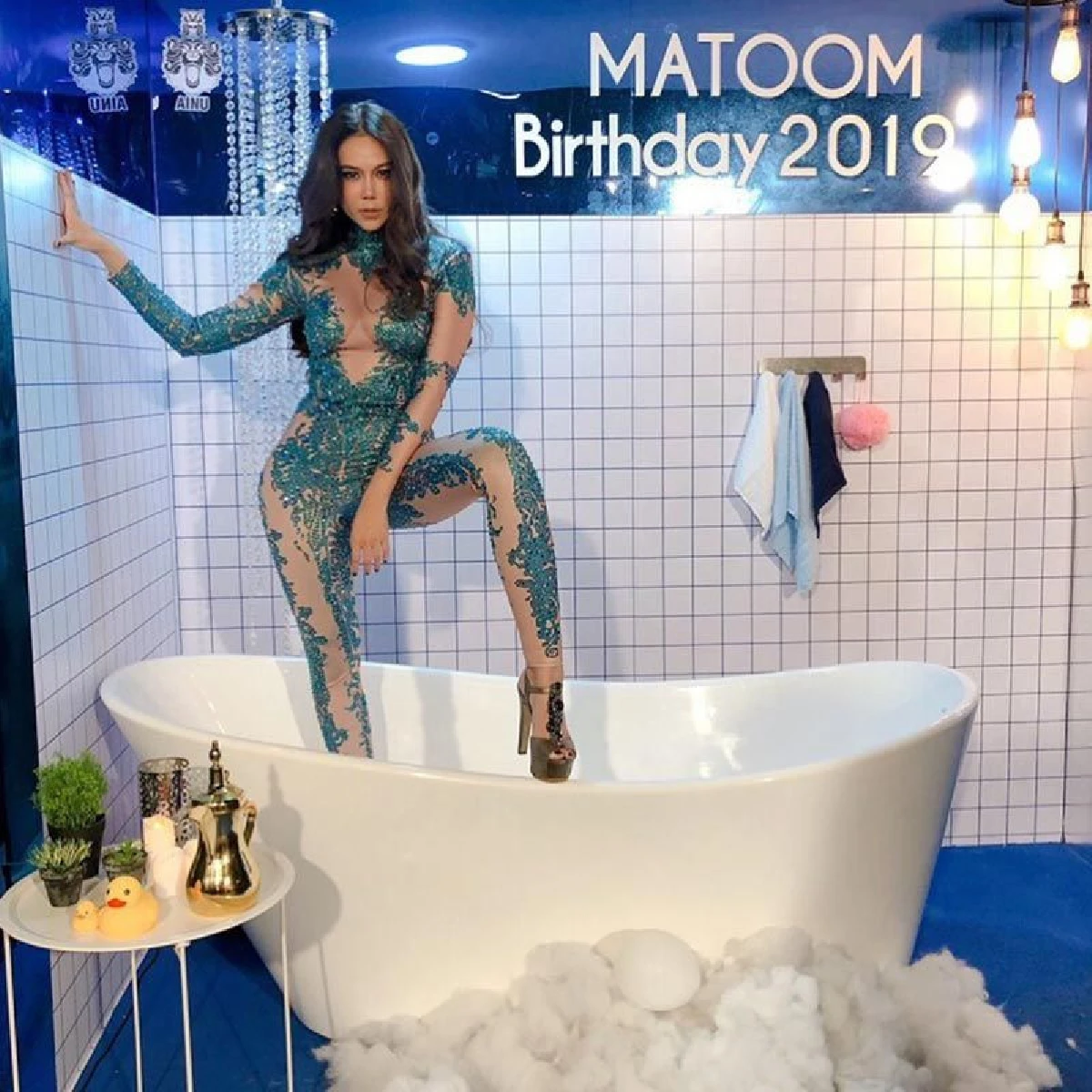 ดีเจมะตูม จัดปาร์ตี้วันเกิดสุดวาบหวิว ชวนพี่น้องเปลื้องผ้าลงอ่างอาบน้ำโชว์แซ่บ