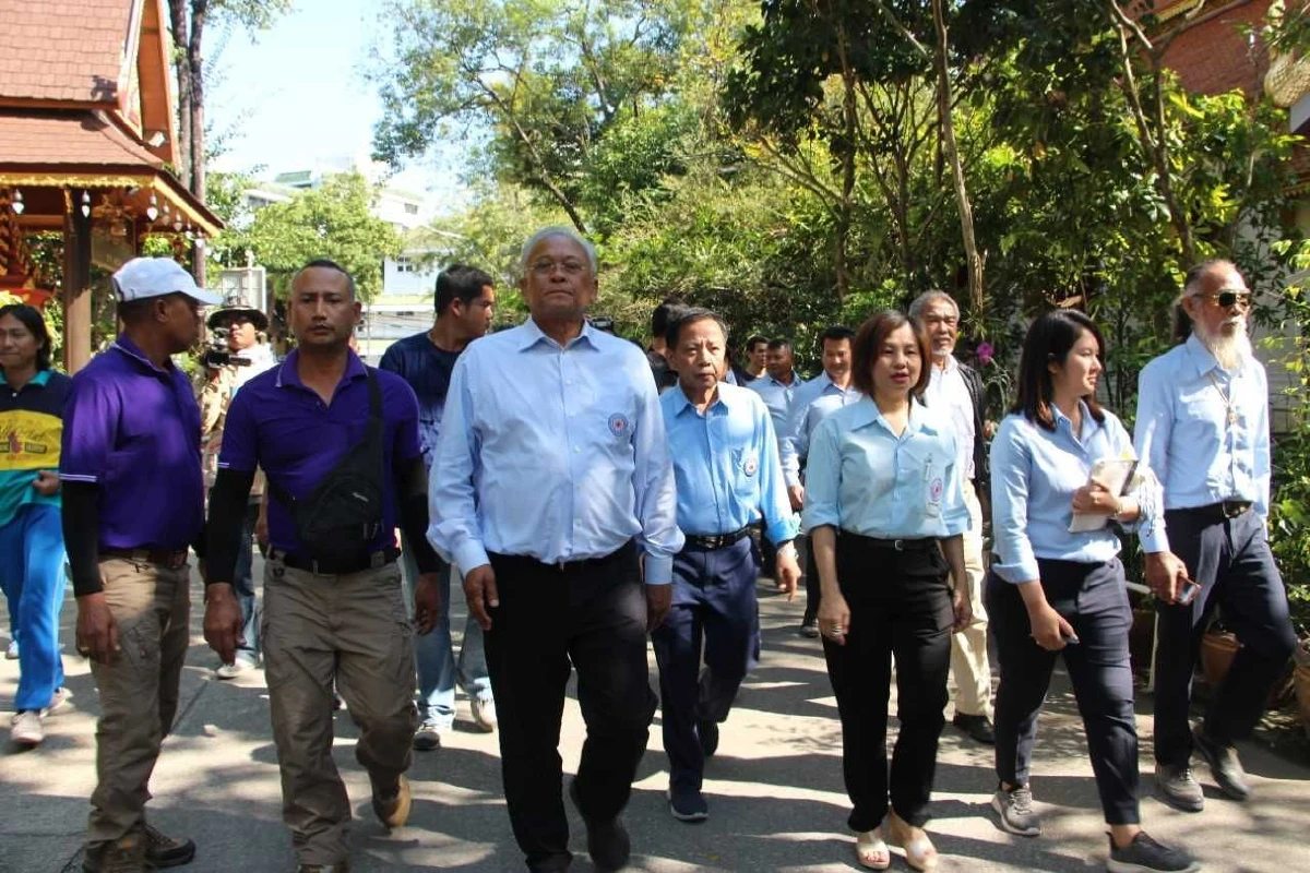 "สุเทพ"เดินคารวะแผ่นดินเชียงราย 2เสื้อแดงโผล่ถือป้ายตะโกนด่า