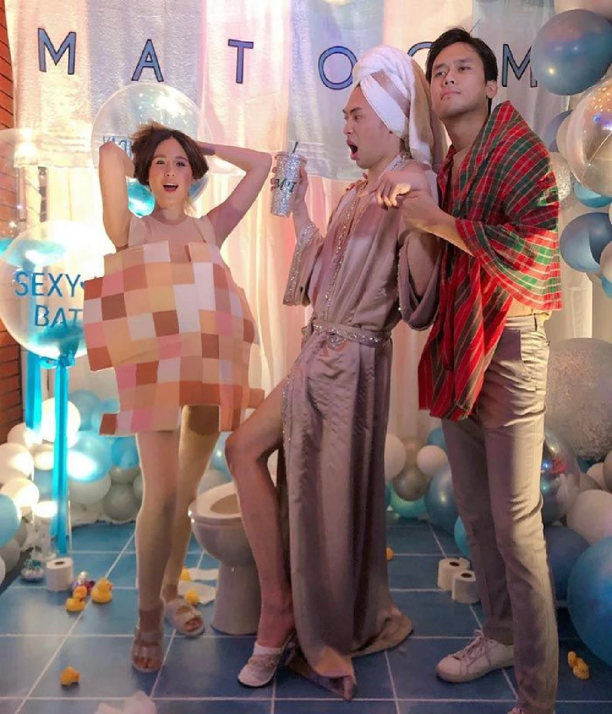 ดีเจมะตูม จัดปาร์ตี้วันเกิดสุดวาบหวิว ชวนพี่น้องเปลื้องผ้าลงอ่างอาบน้ำโชว์แซ่บ