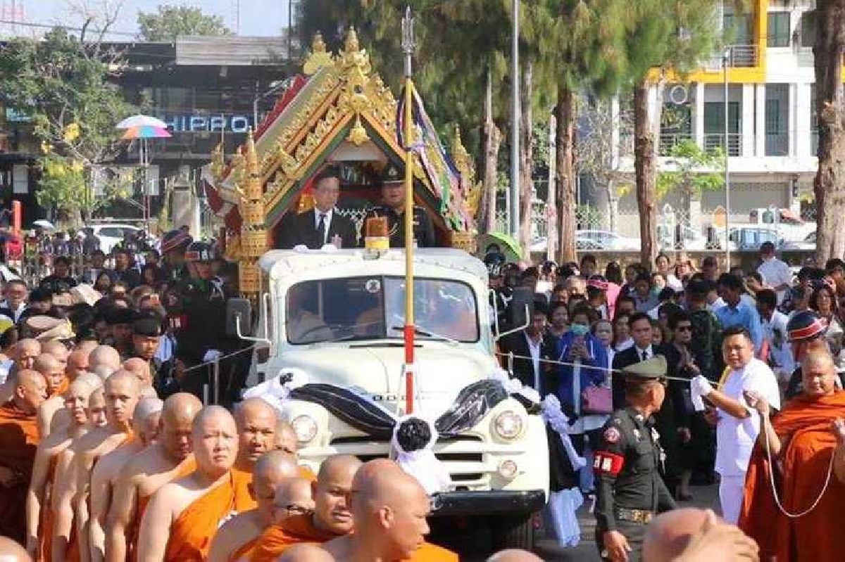 เคลื่อนสรีระสังขาร"หลวงพ่อคูณ"จากคณะแพทย์ มข.แล้ว ญาติโยมกราบอาลัยแน่น เคลื่อนสรีระสังขาร"หลวงพ่อคูณ"จากคณะแพทย์ มข.แล้ว ญาติโยมกราบอาลัยแน่น