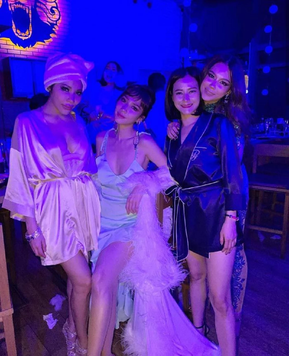 ดีเจมะตูม จัดปาร์ตี้วันเกิดสุดวาบหวิว ชวนพี่น้องเปลื้องผ้าลงอ่างอาบน้ำโชว์แซ่บ