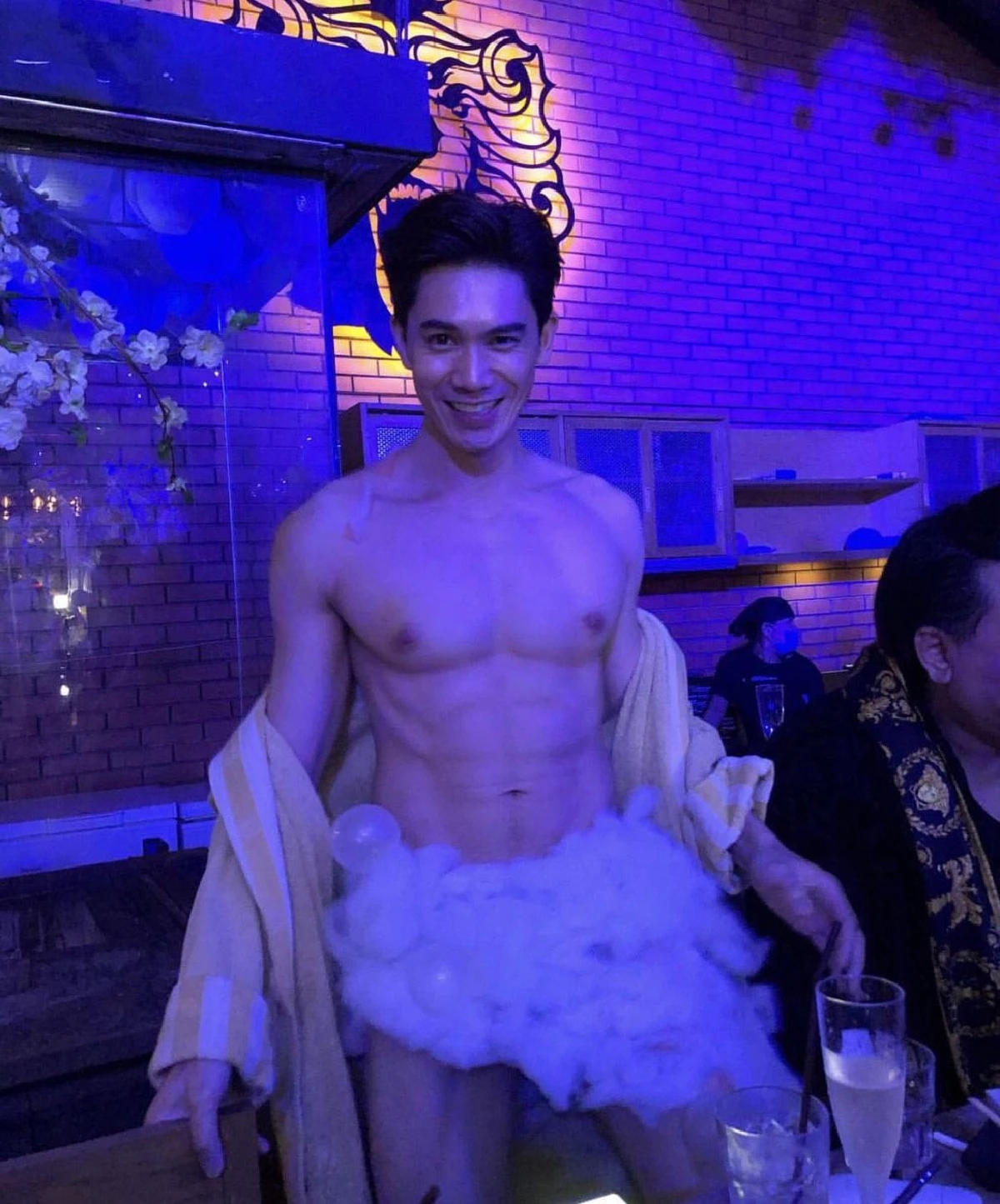 หุ่นไม่ดีจริงทำไม่ได้! ป็อป คำเกษม เซ็กซี่ขโมยซีนในชุดฟองสบู่อวดซิกแพคแน่นมาก