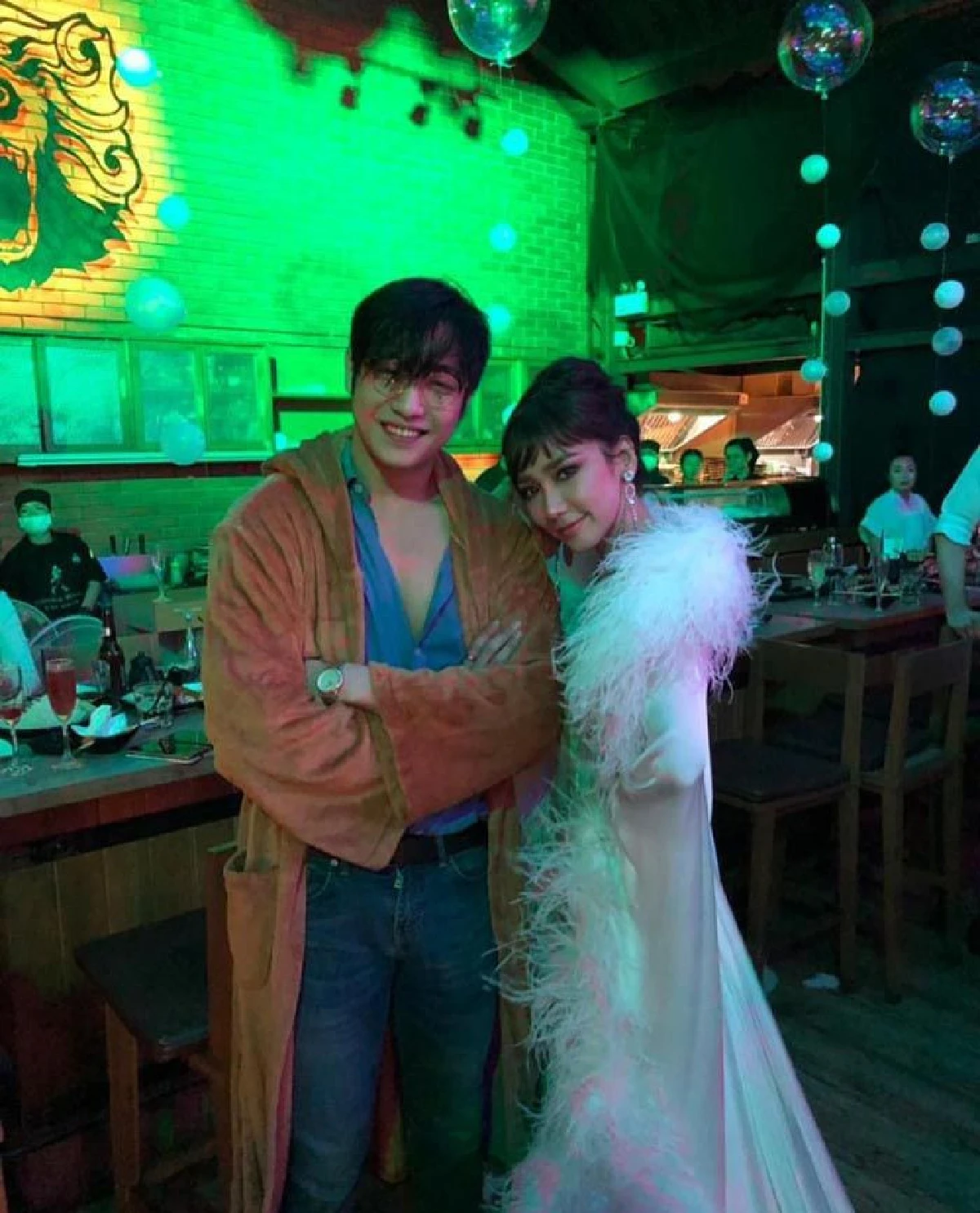 ดีเจมะตูม จัดปาร์ตี้วันเกิดสุดวาบหวิว ชวนพี่น้องเปลื้องผ้าลงอ่างอาบน้ำโชว์แซ่บ